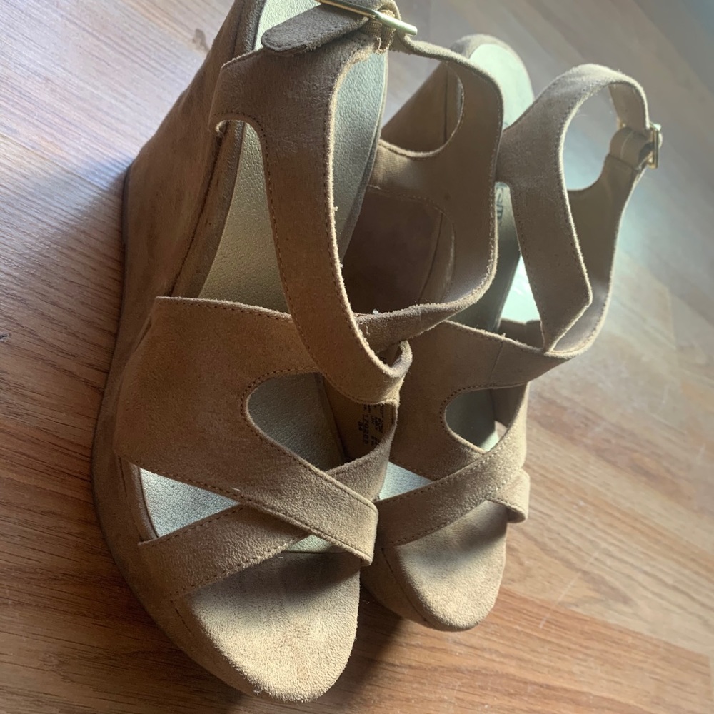 Nude wedges
